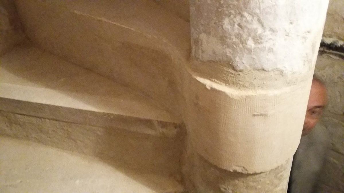 Restauration de l'glise Saint Pierre : pannelage marche en pierre
