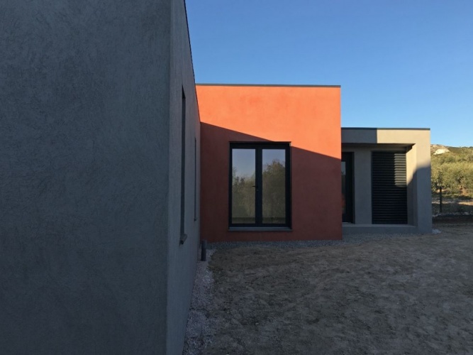 Maison avec toiture terrasse végétale