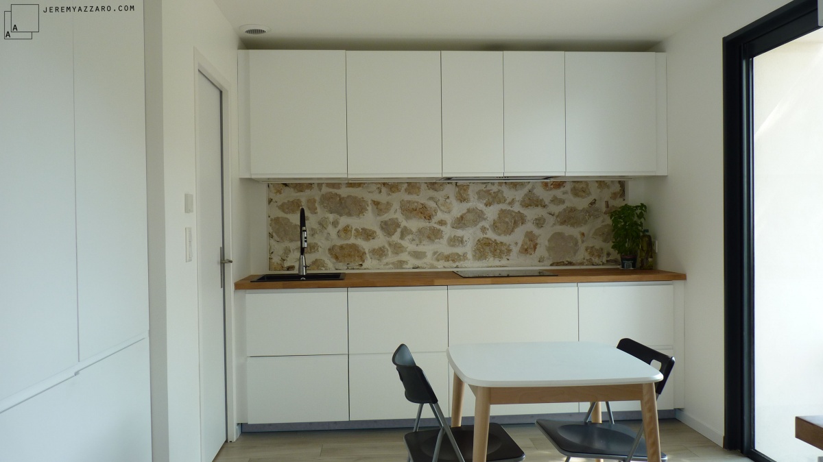 Surlvation Rnovation  la cabane sur le toit  : cuisine-contemporaine-blanc-pierre-blanc-azzaro-architecte-marseille