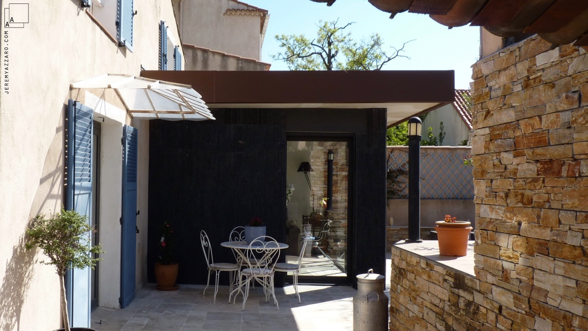 Extension contemporaine d’un séjour de maison individuelle : extension-maison-ete-beton-marseille-architecte-azzaro-min