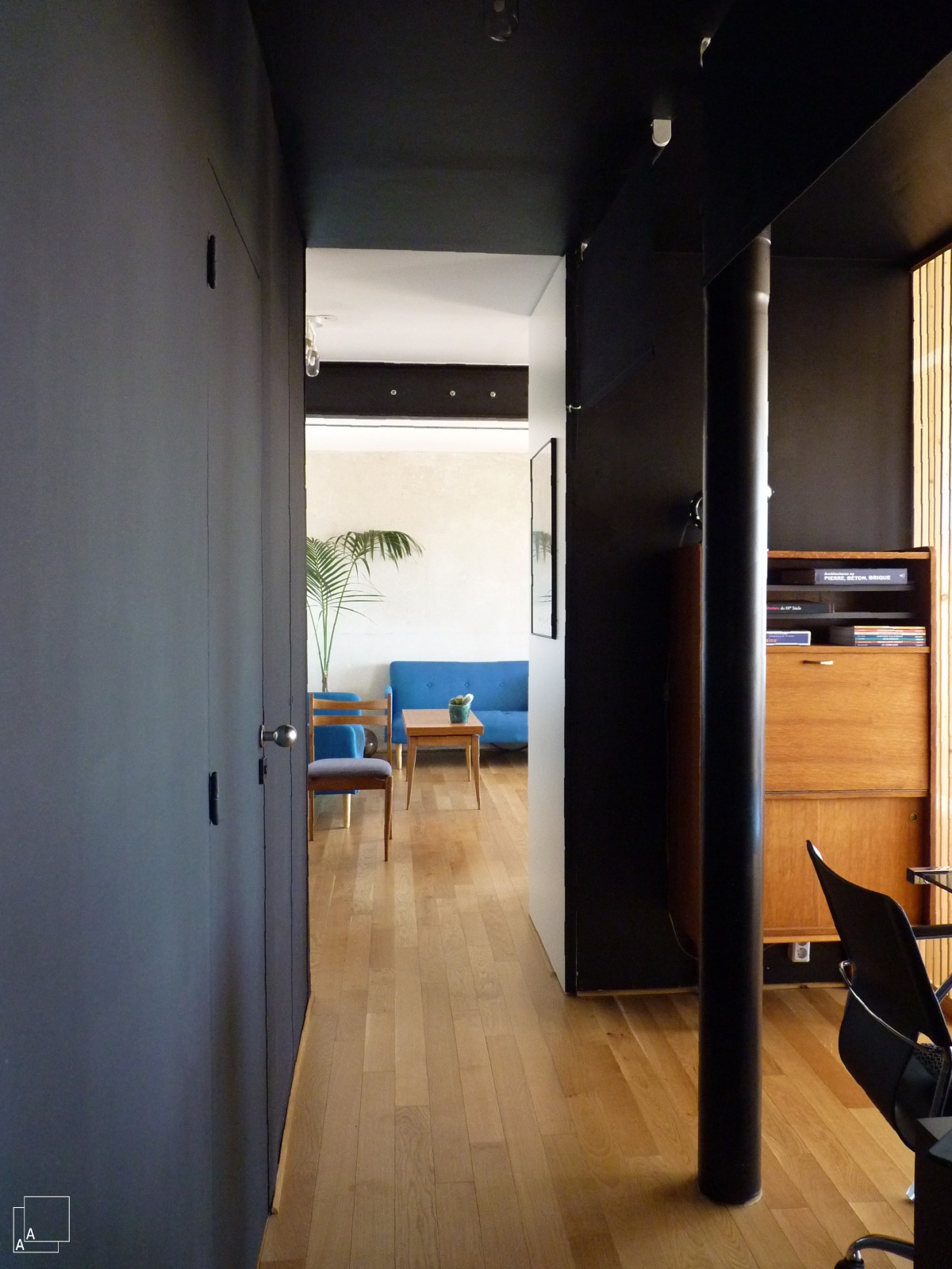 Transformation dun appartement  la belle vue  : couloir-peinture-noir-marseille-azzaro-architecte-min-min.JPG